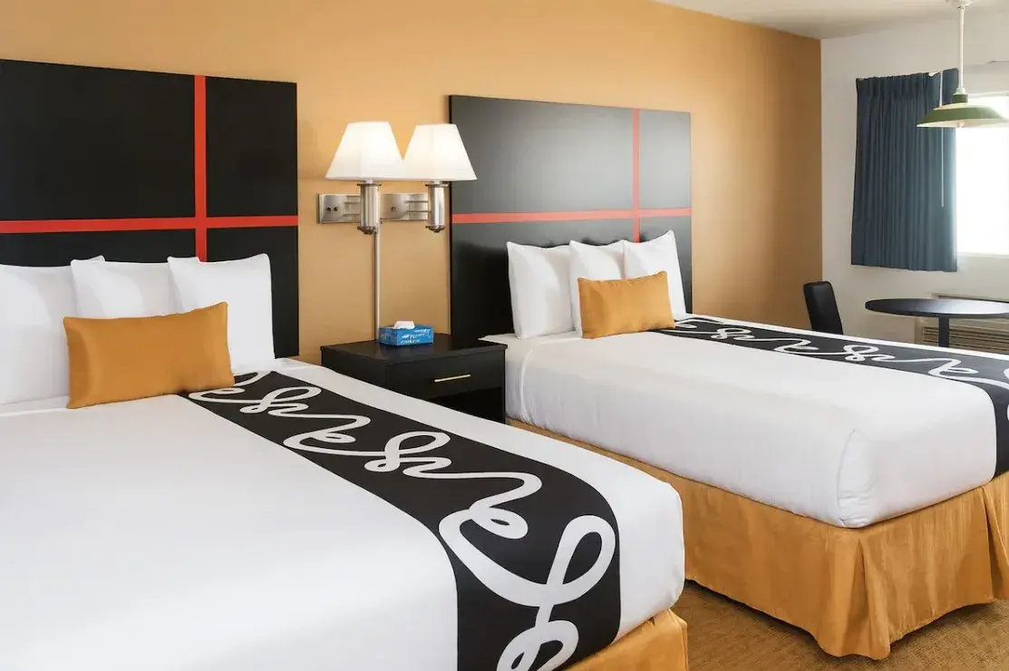 Chaparral Motor Inn - room with queen beds