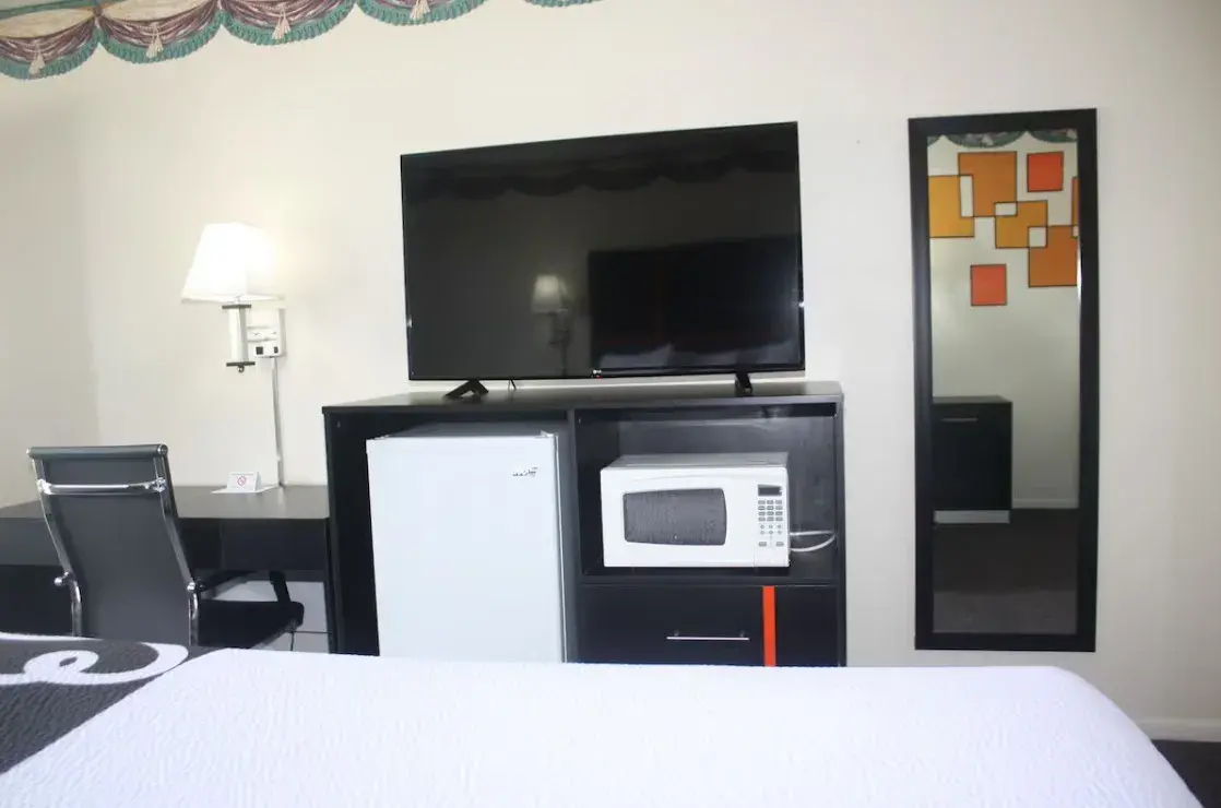 Chaparral Motor Inn - front desk